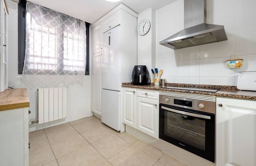 Cambrils House | Holiday Home 'Emi' with Shared Pool, Wi-Fi and Air Conditioning