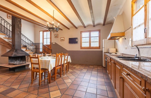 Sant Marti de Tous House | Holiday Home 'El Cup' with Mountain View, Shared Pool and Wi-Fi