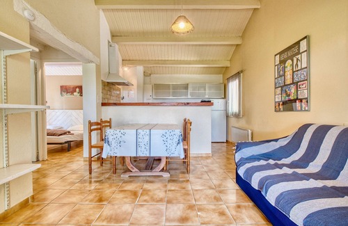 Salignac-Eyvignes House | Holiday Home 'Gariotte' with Shared Pool, Private Terrace and Wi-Fi