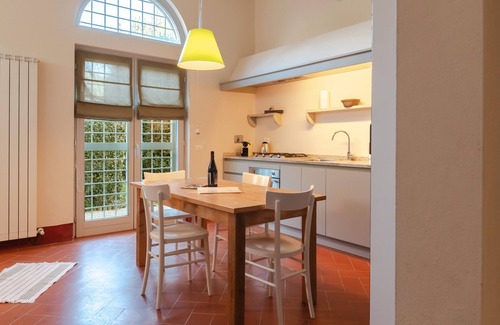 Cortona Apartment | Holiday Home 'Frantoio 5 Superior' with Shared Pool, Wi-Fi and Air Conditioning