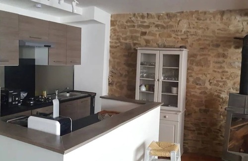 La Porcherie House | Holiday Home 'Gîte Les Tilleuls' with Shared Pool, Terrace & Wi-Fi