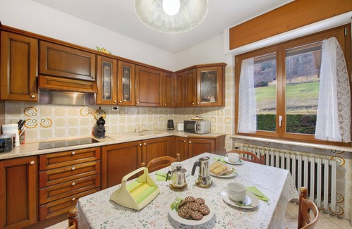 Aosta House | Holiday Home 'Gianluca' with Mountain View, Private Terrace and Wi-Fi