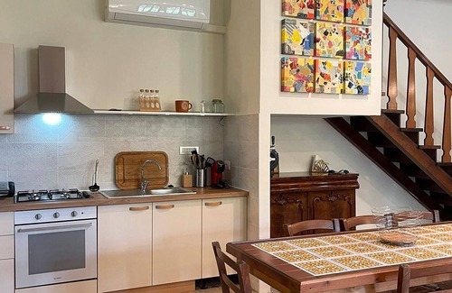 Torreglia House | Holiday Home 'Gioia' with Private Terrace, Wi-Fi and Air Conditioning