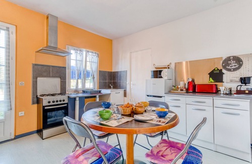 Noyant-Villages House | Holiday Home 'Gîte Bricabroc' with Shared Pool, Private Terrace and Wi-Fi