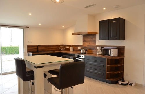Marans House | Holiday Home 'Gîte Les 2 Fontaines' with Private Pool, Wi-Fi and Air Conditioning