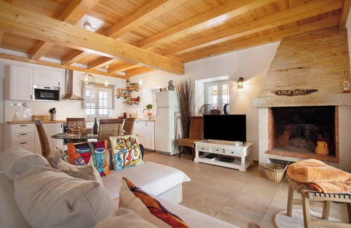 Cartaxo House | Holiday Home 'Holi' with Private Pool, Wi-Fi and Air Conditioning