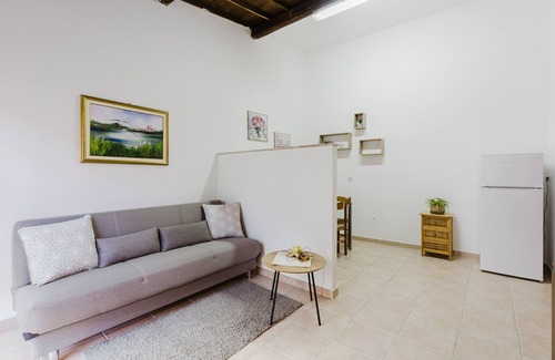 Palmas Arborea House | Holiday Home 'Il Corbezzolo Apartment' with Shared Terrace, Wi-Fi and Air Conditioning