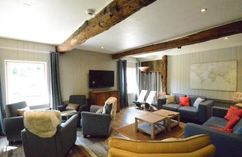 Gembes House | Holiday Home in Bièvre with Terrace