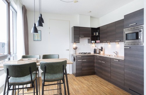 Vissershaven House | Holiday Home in Den Haag with Terrace