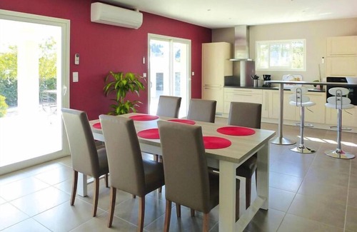 Gabian House | Holiday Home in Gabian near Vineyards