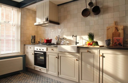 Hindeloopen House | Holiday Home in Hindeloopen by Lake