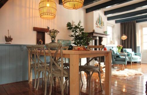 Hindeloopen House | Holiday Home in Hindeloopen by Lake