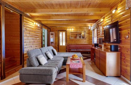 Gornje Dubrave House | Holiday Home in Ogulin with Pool & Rafting