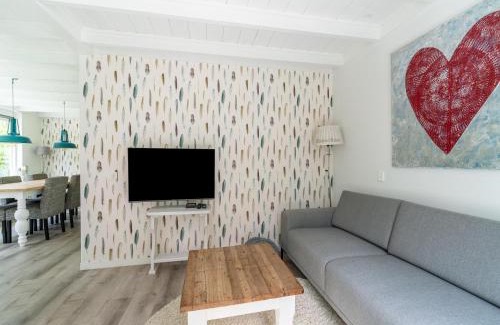Reutum House | Holiday Home in Reutum with Pond and Trails