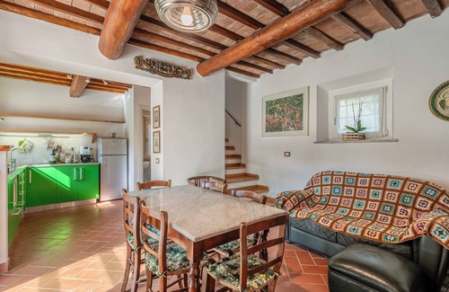 San Giuliano Terme House | Holiday Home 'Villetta Dei Cipressi' with Private Terrace and Wi-Fi
