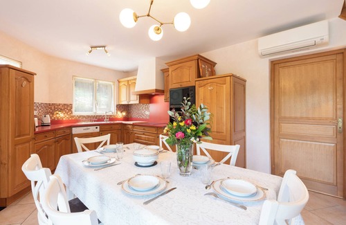 Coarraze House | Holiday Home 'Kojonomai' with Private Terrace, Wi-Fi and Air Conditioning