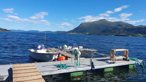 Averoy House | Holiday Home Kvernesfjorden