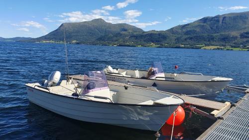 Averoy House | Holiday Home Kvernesfjorden