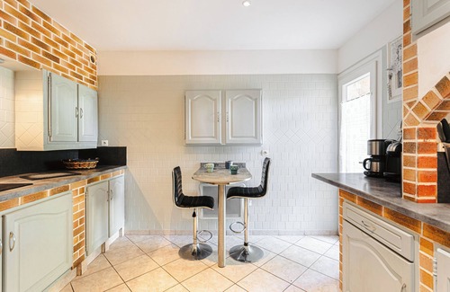 Romegoux House | Holiday Home 'L'Aixoise' with Private Terrace, Private Garden and Wi-Fi
