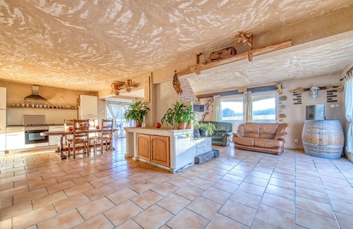 Guizengeard House | Holiday Home 'L'Ecurie' with Private Pool, Private Terrace and Wi-Fi