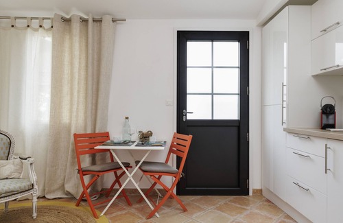 Quinsac House | Holiday Home 'L'Entre 2' with Private Terrace and Air Conditioning