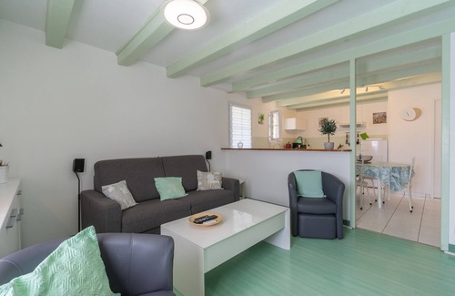Saint-Just-Luzac House | Holiday Home 'L'Olivier' with Private Terrace, Wi-Fi and Air Conditioning