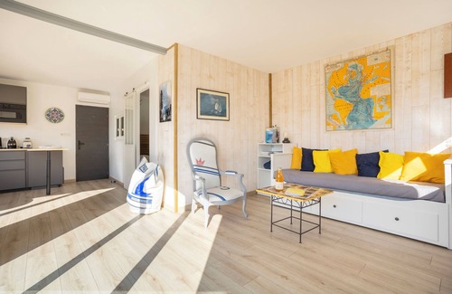 Saint-Marine House | Holiday Home 'La Cabane - 10 Min from the Port' with Private Terrace, Wi-Fi and Air Conditioning