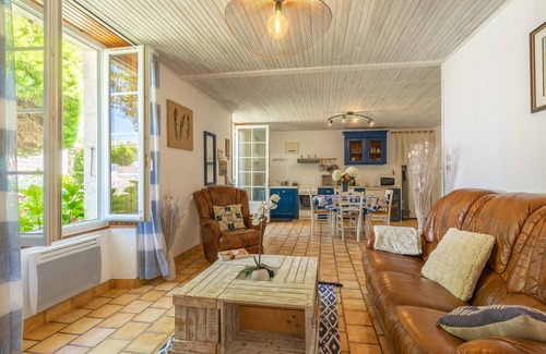 Saint Agnant House | Holiday Home 'La Desirade' with Private Pool, Private Terrace and Wi-Fi