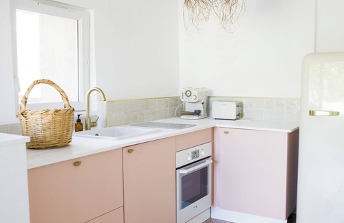 Martin House | Holiday Home 'La Maison Léopoldine' with Shared Pool, Shared Garden and Wi-Fi