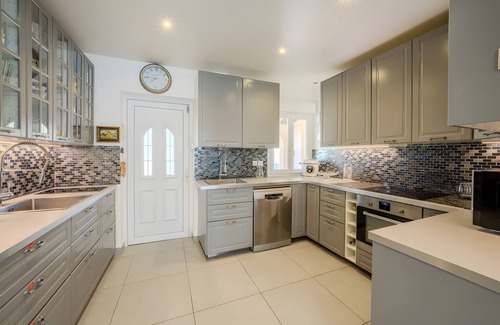 Les Baraques House | Holiday Home 'La Maison Provençale' with Private Pool, Wi-Fi and Air Conditioning