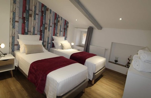Samoyas House | Holiday Home 'La Maison Vieille' with Private Terrace and Wi-Fi