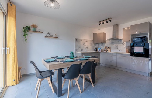 Cissac-Medoc House | Holiday Home 'La P'tite Maison De Charlotte' with Private Terrace, Wi-Fi and Air Conditioning