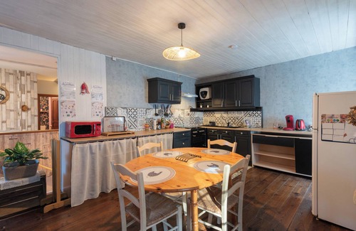 Escot House | Holiday Home 'La Pondique' with Mountain View, Private Terrace and Wi-Fi