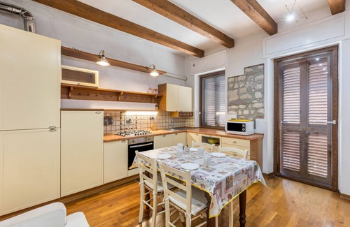 Sud-Ovest House | Holiday Home 'La Terrazza' with Private Terrace, Wi-Fi and Air Conditioning