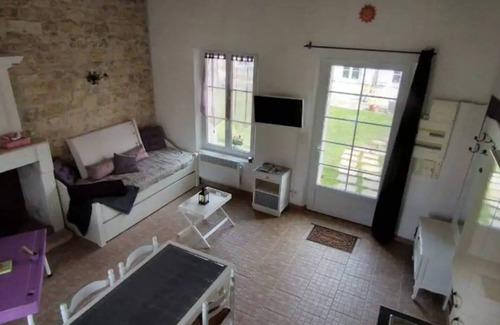 Bois House | Holiday Home 'La Vignentaise' with Terrace, Shared Pool & Wi-Fi