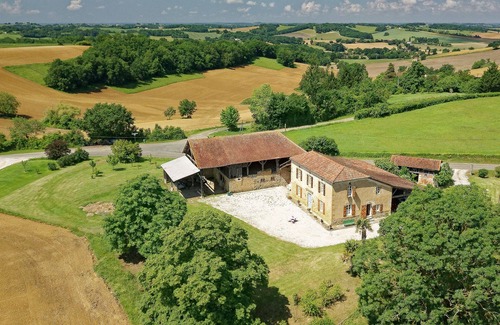 Monlezun House | Holiday Home 'Le Guitou' with Private Terrace, Private Garden and Wi-Fi