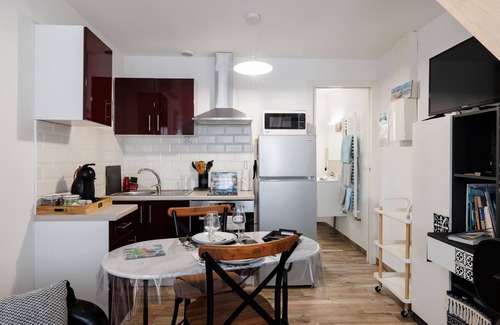 Pessac House | Holiday Home 'Le Petit Prince - Pessac, Bordeaux' with Private Terrace, Wi-Fi and Air Conditioning