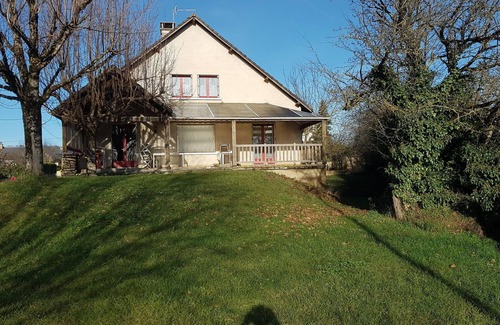 Bozouls House | Holiday Home 'Le Pigeon Bleu' with Private Terrace, Private Garden and Wi-Fi