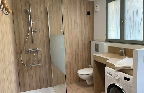 Saumane House | Holiday Home 'Les Châtaigniers' with Mountain View, Private Garden and Wi-Fi