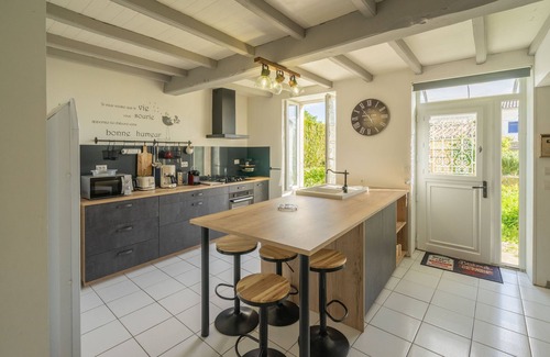 Cozes House | Holiday Home 'Maison À Cozes' with Private Terrace, Private Garden and Wi-Fi