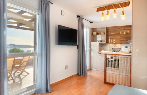 Vissa House | Holiday Home 'Mont' Rock Villas 3' with Sea View, Wi-Fi and Air Conditioning