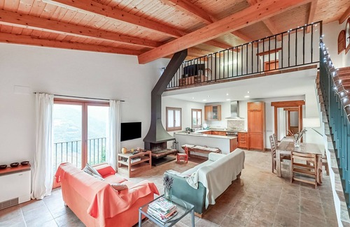 Montseny House | Holiday Home Montseny with Pool