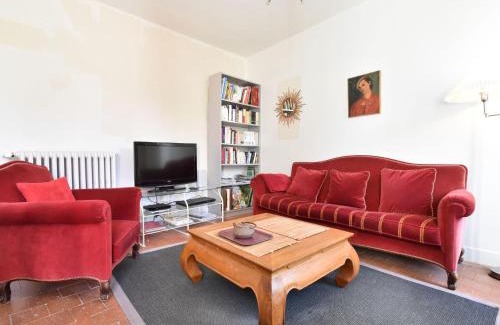 Yevre-la-Ville House | Holiday Home near Paris with Garden