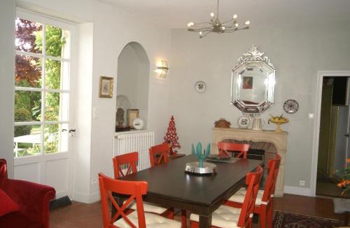 Yevre-la-Ville House | Holiday Home near Paris with Garden
