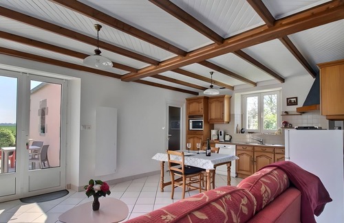 Mahalon Cottage | Holiday Home 'Plain-pied' with Private Terrace, Shared Garden and Wi-Fi