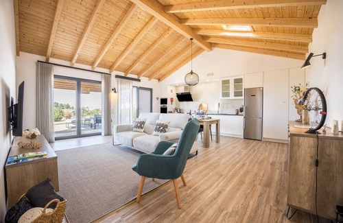 Bemparece House | Holiday Home Planalto Vicentino - Casa Lavanda with Sea View, Terrace & Wi-Fi