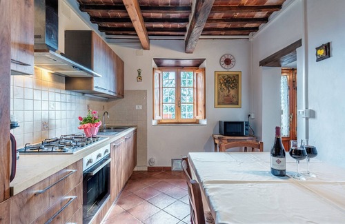 Petrognano House | Holiday Home 'Serena a Capannori' with Private Terrace, Private Garden and Wi-Fi