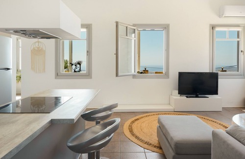 Syros House | Holiday Home "Uppolis House" with Sea View, Balcony & Wi-Fi