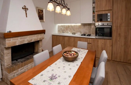 Brnjica House | Holiday Home Velini Dvori