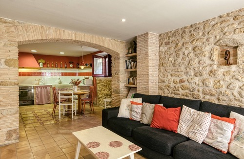 Orriols House | Holiday Home 'Vermella' with Wi-Fi
